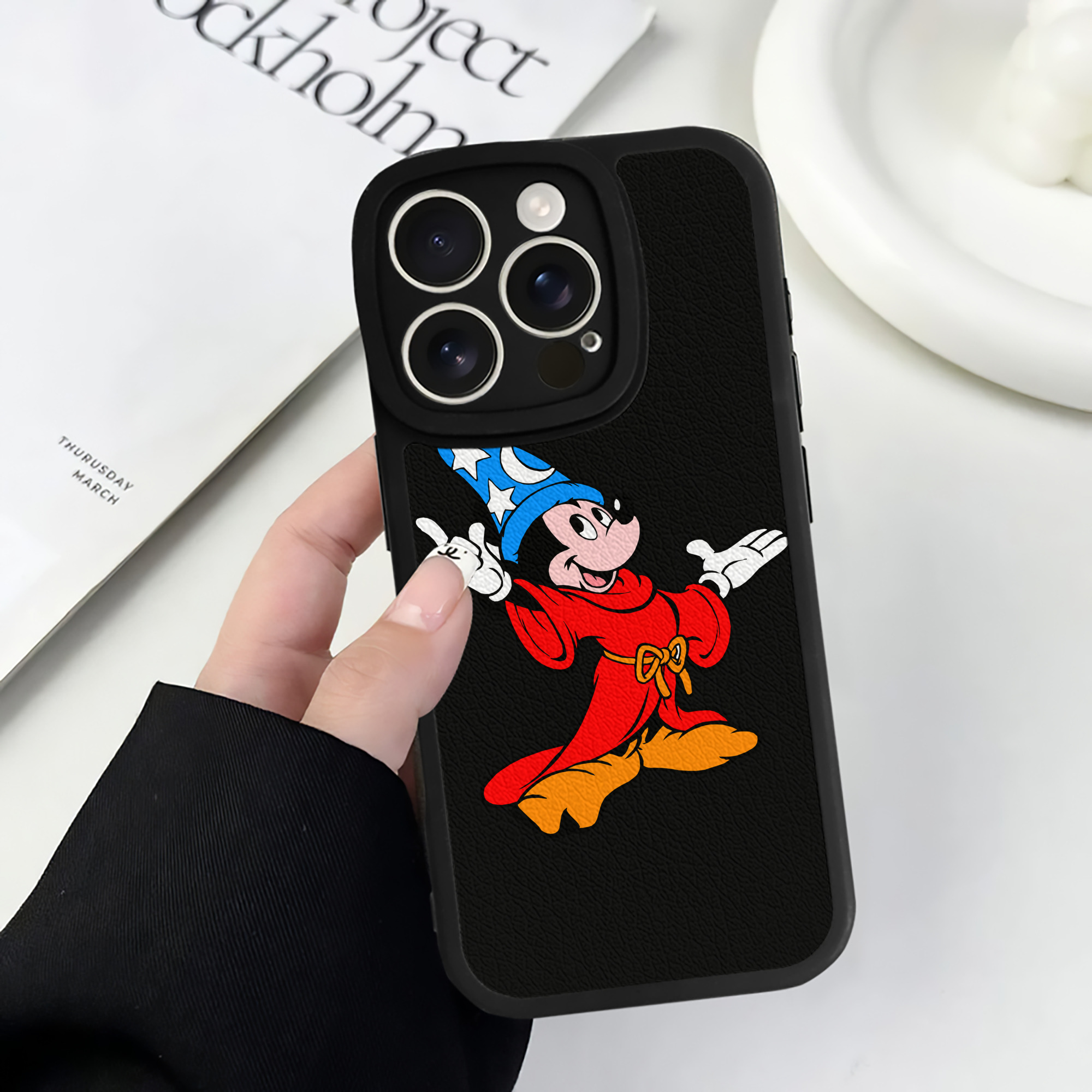 （画像用） ミッキーマウス Mickey Mouse 【iPhone 16シリーズ対応】シリコンスマホケース（レザー調） 材質：シリコン